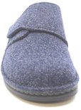 Donkerblauwe pantoffel met klittenbandsluiting en een ronde neus.