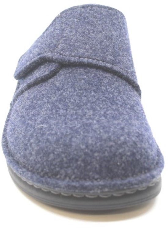 Donkerblauwe pantoffel met klittenbandsluiting en een ronde neus.