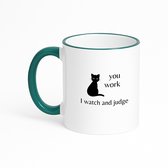 Hacebo® - you work I watch and judge koffiebeker met gekleurde rand donker groen - mensen die houden van quotes - thee mok - koffie beker - kat - quotes - verjaardagscadeau - verjaardag - cadeau - kado - geschenk - koffiemok - 330 ML