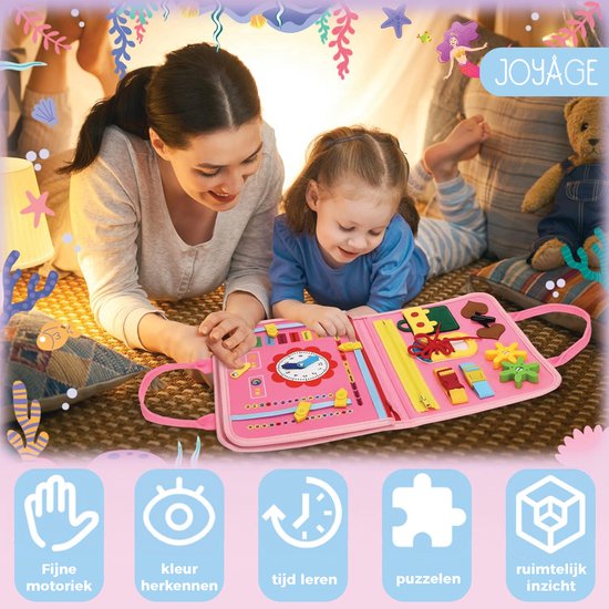 Moeder en kind spelen met een roze busy board met zeemeermin-thema, inclusief klok, ritsen en cijfers.