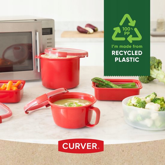 Grande boîte Curver rouge avec couvercle, remplie de riz, à côté de boîtes rouges plus petites avec des légumes.