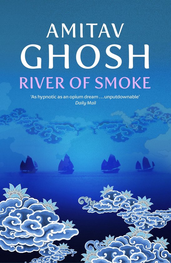 Boekcover van "River of Smoke" door Amitav Ghosh, met een blauwe oceaan, zeilboten en wolkenpatronen.