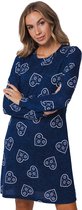 Model met gekruiste armen in een blauw nachthemd met lange mouwen en een all-over print van witte harten.