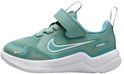 Turquoise Nike sneaker met witte zool, klittenbandsluiting en 'Running' tekst.