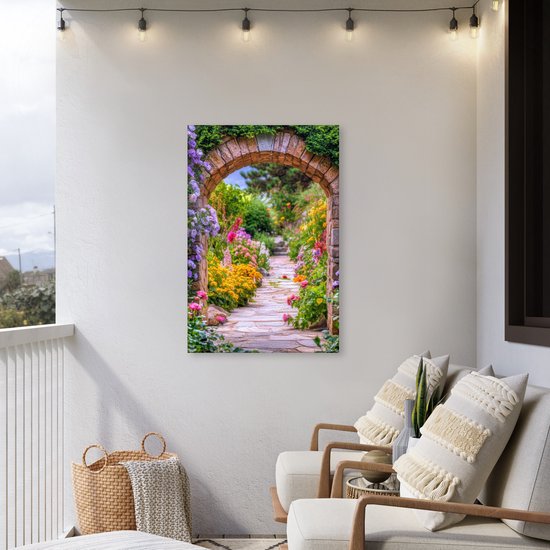 Een stenen boog in een tuin vol met kleurrijke bloemen, met een stenen pad dat erdoorheen loopt.