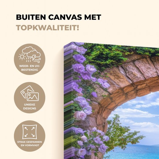 Een tuinposter met een stenen boog, paarse bloemen en de zee, met de tekst "BUITEN CANVAS MET TOPKWALITEIT!".