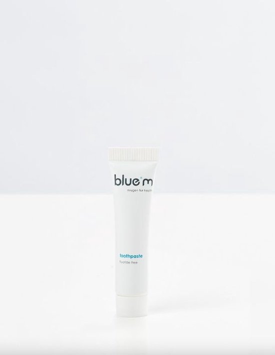 Kleine witte tube tandpasta met blauwe letters 'blue m' en tekst 'toothpaste fluoride free'.