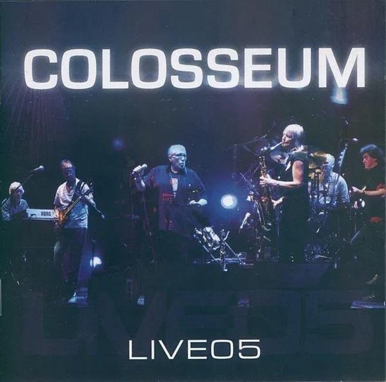 Colosseum live opgetreden op het podium, met de bandleden spelend op gitaren, saxofoon en drums. 'LIVE05' in grote letters.