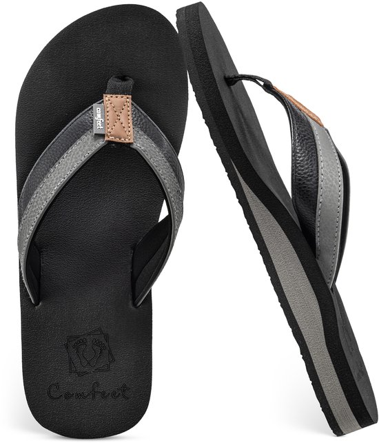 Zwarte slipper van Comfeet met bruine en grijze accenten op de bandjes. Toont zool en binnenzool met logo.