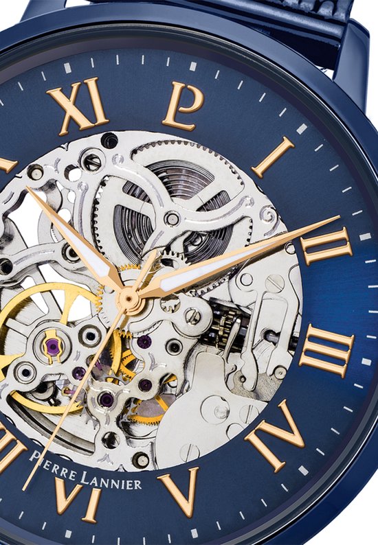 Close-up van een automatisch horloge met blauwe wijzerplaat, Romeinse cijfers en open uurwerk.