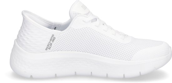 Witte Skechers GO WALK FLEX sneaker, zijkant zichtbaar, met ademend mesh en golvend patroon op de hiel.