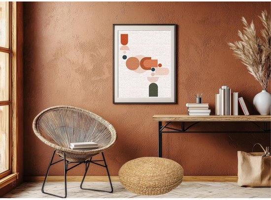 Rond naturel jute vloerkussen naast een stoel in een woonkamer.