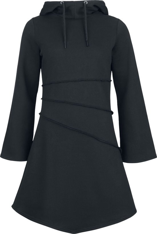 Robe noire à capuche, manches trois-quarts évasées, détails rayés et ourlet asymétrique.