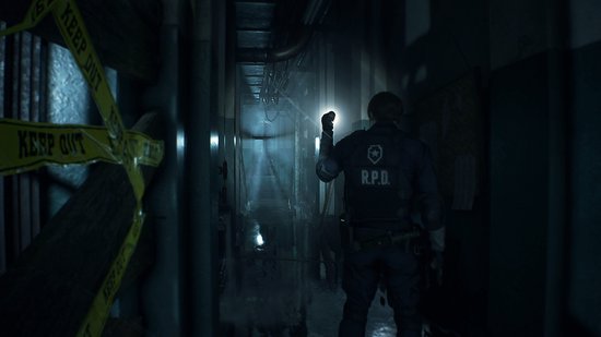 Agent met R.P.D.-uniform loopt door een donkere gang, verlicht door een zaklamp.
