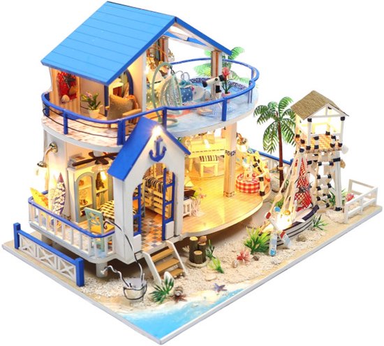 Miniatuur strandhuis met blauw dak, balkon en boot. Het huis heeft gedetailleerde kamers met meubels en accessoires.