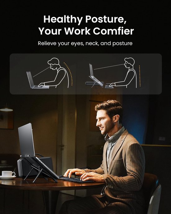 Een man in een pak zit aan een tafel en typt op een zwart ProtoArc toetsenbord. Een laptop staat op een standaard.