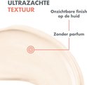 Illustratie van crèmetextuur met de tekst "Ultrazachte textuur", "Onzichtbare finish op de huid", "Zonder parfum".