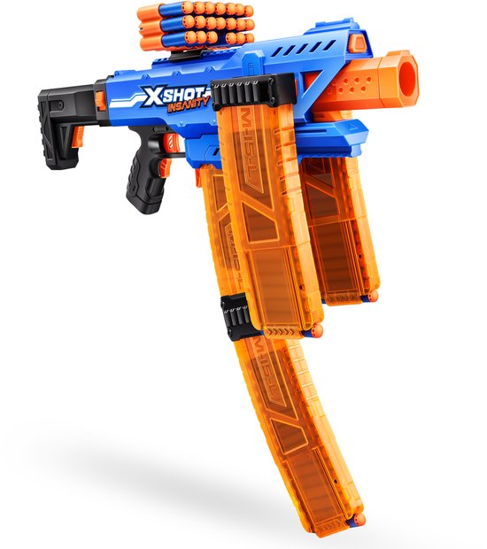 Blauwe X-Shot Insanity blaster met twee doorzichtige oranje magazijnen en een extra magazijn erbovenop. De blaster heeft zwarte en oranje accenten.
