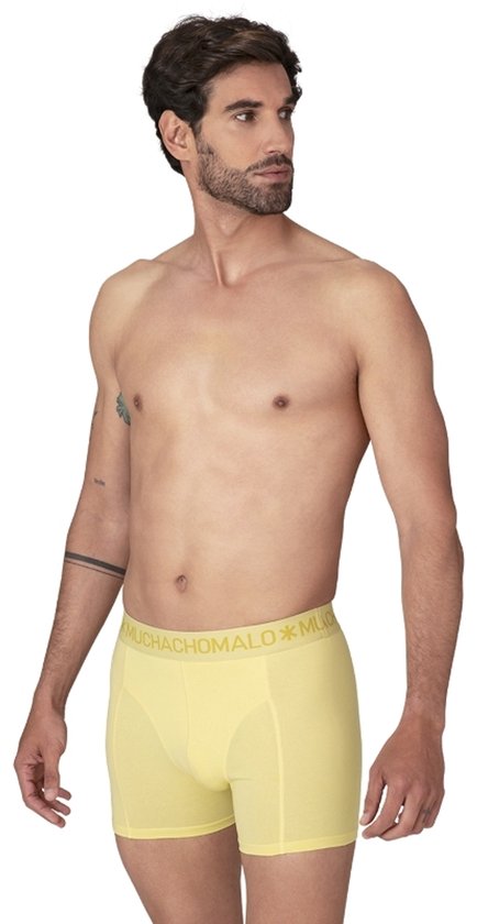 Man in lichtgele Muchachomalo boxershort.