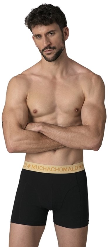 Man met zwarte Muchachomalo boxershort met gele band.
