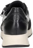 Achterkant van een zwarte sneaker met crocoprint, glanzende details en een beige zool.
