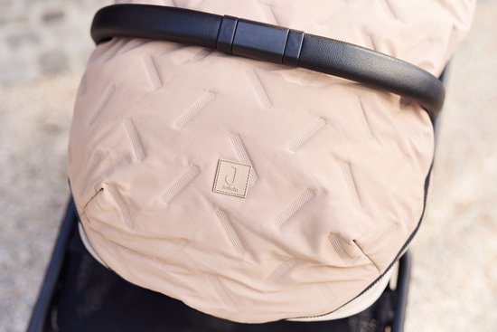 Jollein - Voetenzak voor Autstoel & Kinderwagen - Embossed - Milky Coffee - Polyester - Footmuff Maxi Cosi, Kinderwagen of Autostoel - 42x82cm van Jollein — afbeelding 4