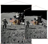 Astronaut salutes beside U.S. flag (maanlanding) - Foto op Textielposter - 45 x 60 cm