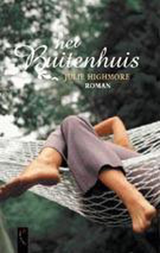 Boek 'net Buitenhuis' van Julie Highmore. Een vrouw ligt in een hangmat met haar benen naar voren.
