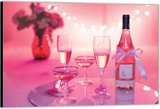 Dibond –Fles met Wijnglazen en Roze Lampen– 150x100 Foto op Aluminium (Met Ophang)