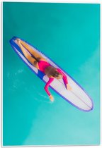 Forex - Bovenaanzicht Vrouw op Surfplank - 40x60cm Foto op Forex