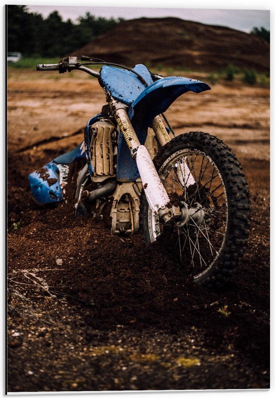 Dibond - Blauwe Motorcross in het Zand - 40x60cm Foto op Aluminium (Met Ophangsysteem)