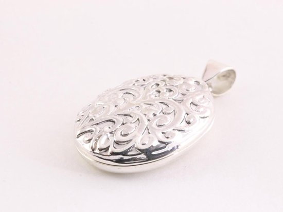 Médaillon ovale en argent artisanal