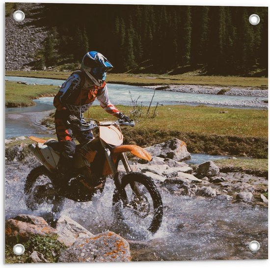 Tuinposter – Motorcrosser door het Water - 50x50cm Foto op Tuinposter  (wanddecoratie voor buiten en binnen)