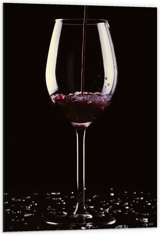 Dibond - Glas Rode Wijn met Scherven - 60x90cm Foto op Aluminium (Wanddecoratie van metaal)