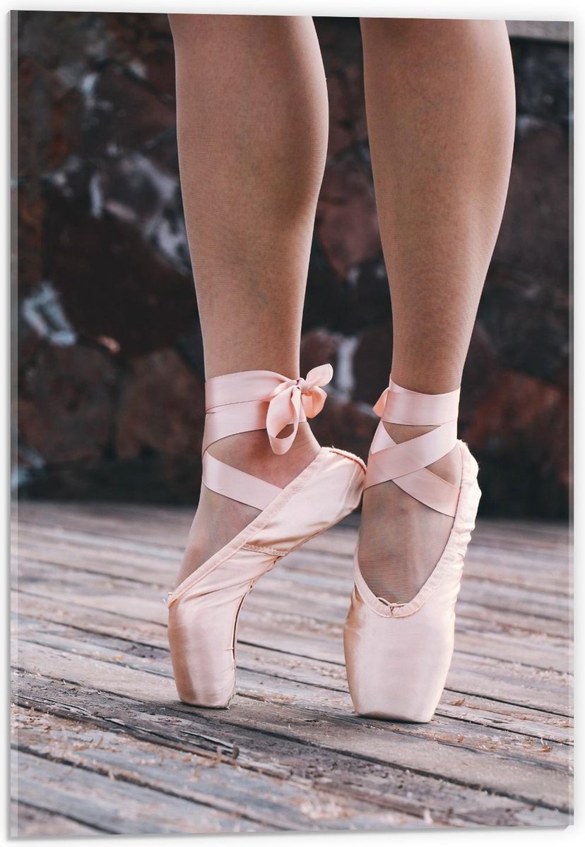 Acrylglas - Ballerina op Spitzen op Houten Vloer - 40x60cm Foto op Acrylglas (Met Ophangsy