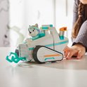 Kind speelt met de Everest sneeuwschuiver speelgoedauto met Paw Patrol figuur Everest.