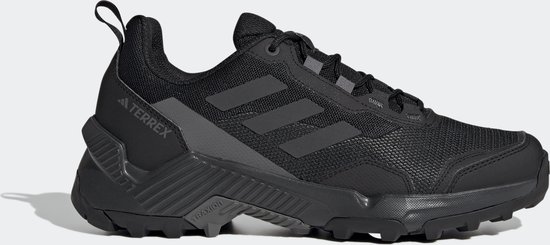 Zwarte lage wandelschoen met donkergrijze accenten, het Terrex-logo en de drie Adidas-strepen.