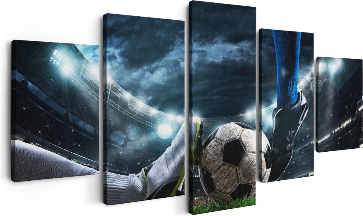Artaza Canvas Schilderij Vijfluik Voetbal Sliding Op De Bal In Het Stadion - 150x80 - Foto Op Canvas - Canvas Print