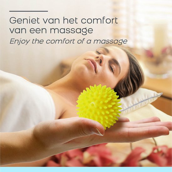Een vrouw ontspant met een gele, stekelige massagebal in haar hand.