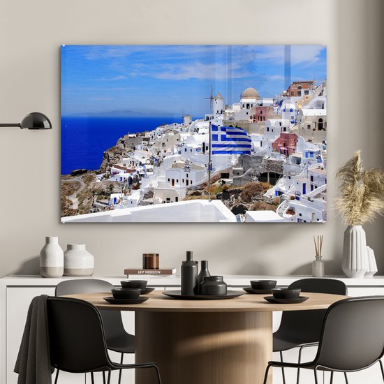 Drapeau de la Grèce entre les maisons blanches Plexiglas 120x80 cm - Tirage photo sur Glas (décoration murale en plexiglas)