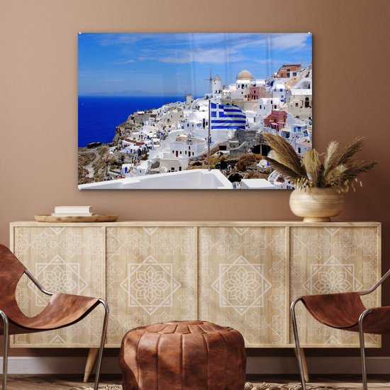 Drapeau de la Grèce entre les maisons blanches Plexiglas 120x80 cm - Tirage photo sur Glas (décoration murale en plexiglas)