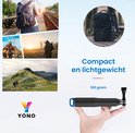 Een hand die een compacte en lichte selfiestick vasthoudt (160 gram). Collage van wandel- en reisbeelden.