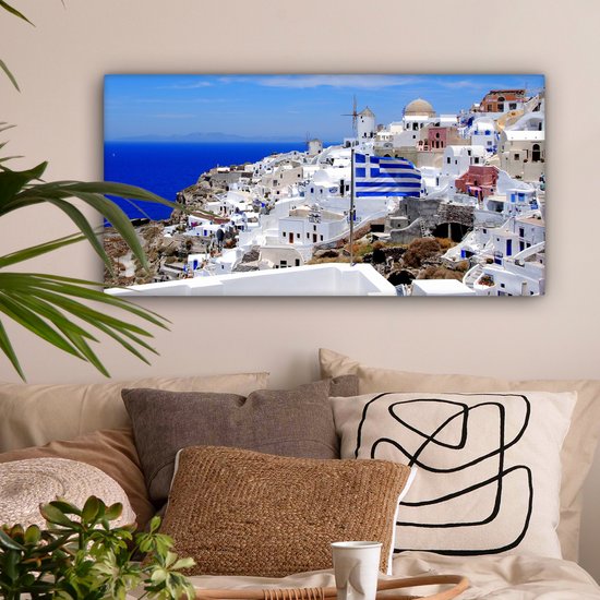 Canvas schilderij 80x40 cm - Wanddecoratie Vlag van Griekenland tussen de witte huisjes - Muurdecoratie woonkamer - Slaapkamer decoratie - Kamer accessoires - Schilderijen op canvas