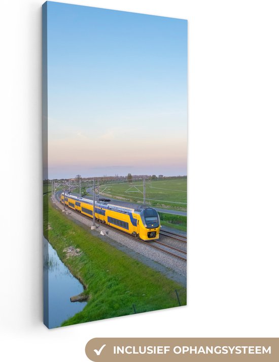 Canvas Schilderij Een trein rijdt door een landschap - 40x80 cm - Wanddecoratie