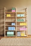 Houten opbergrek gevuld met LEGO opbergdozen in roze, geel, groen, blauw en mintgroen.