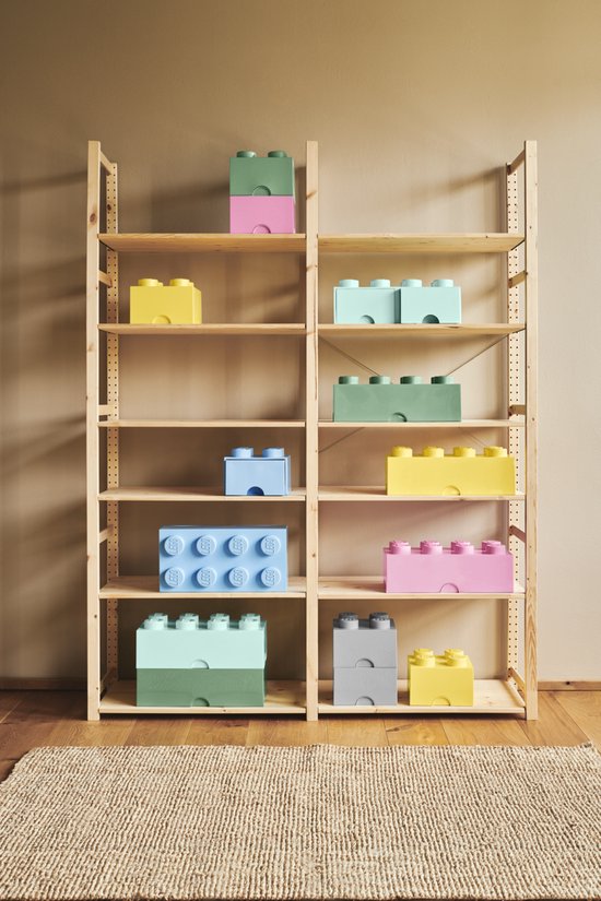 Houten opbergrek gevuld met LEGO opbergdozen in roze, geel, groen, blauw en mintgroen.