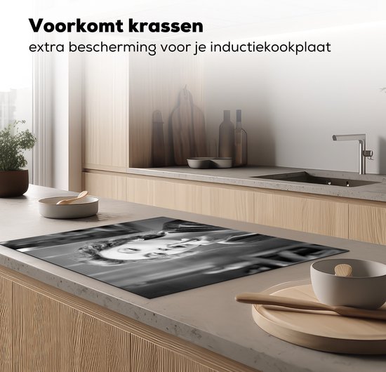 KitchenYeah® Inductie beschermer 77x59 cm - Vrouw - Make up - Vintage - Portret - Zwart wit - Kookplaataccessoires - Afdekplaat voor kookplaat - Inductiebeschermer - Inductiemat - Inductieplaat mat