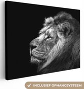 Canvas Schilderij Leeuw tegen zwarte achtergrond in zwart-wit - 80x60 cm - Wanddecoratie
