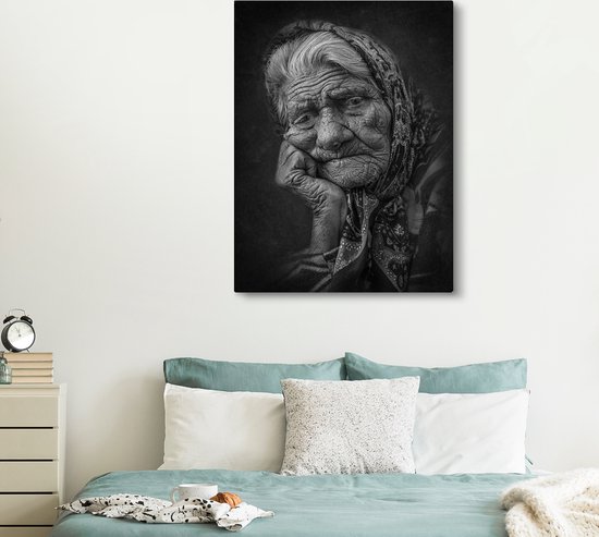 Portrait de femme au visage patiné avec tissu noué autour de la tête en noir et blanc 120x160 cm - Tirage photo sur toile (Décoration murale salon / chambre) XXL / Groot format!