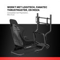 Zwarte racestoel met verstelbare stoel en pedaalplaat, inclusief monitorhouder en schakelpookhouder.
